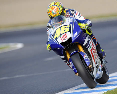 Valentino Rossi er verdensmester for 8. gang. Han kørte søndag morgen, dansk tid, sin Fiat Yamaha til sejr i Japans Grand Prix og kan herefter ikke overhales i VM-kampen.